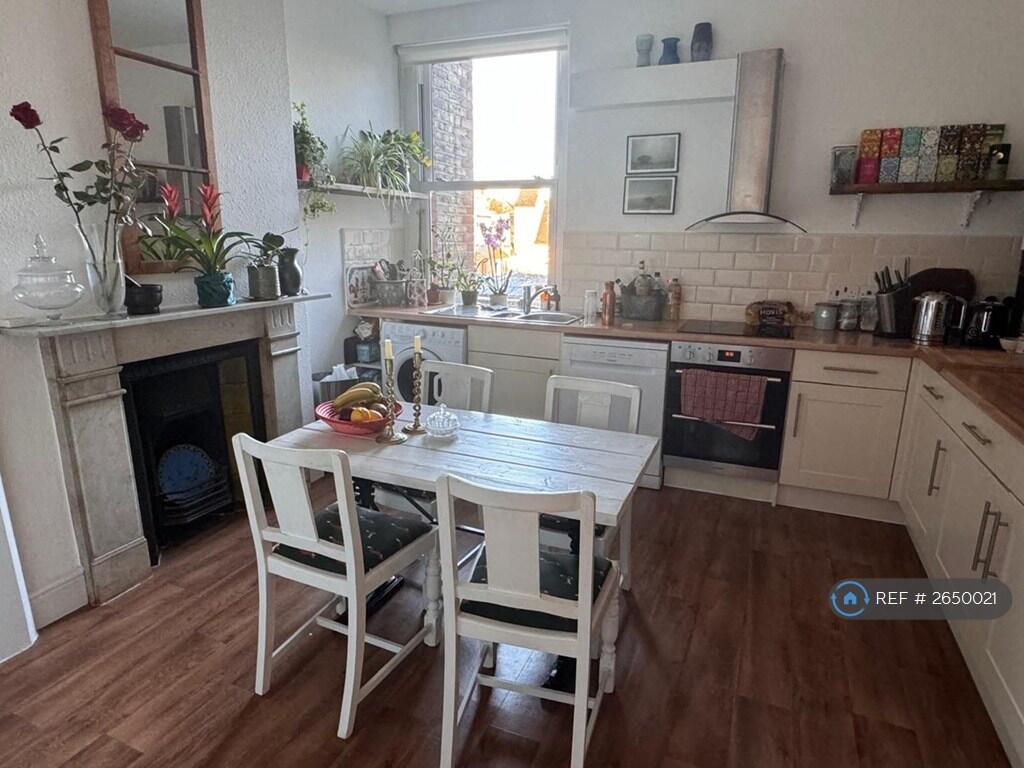 Kitchen Photo 2