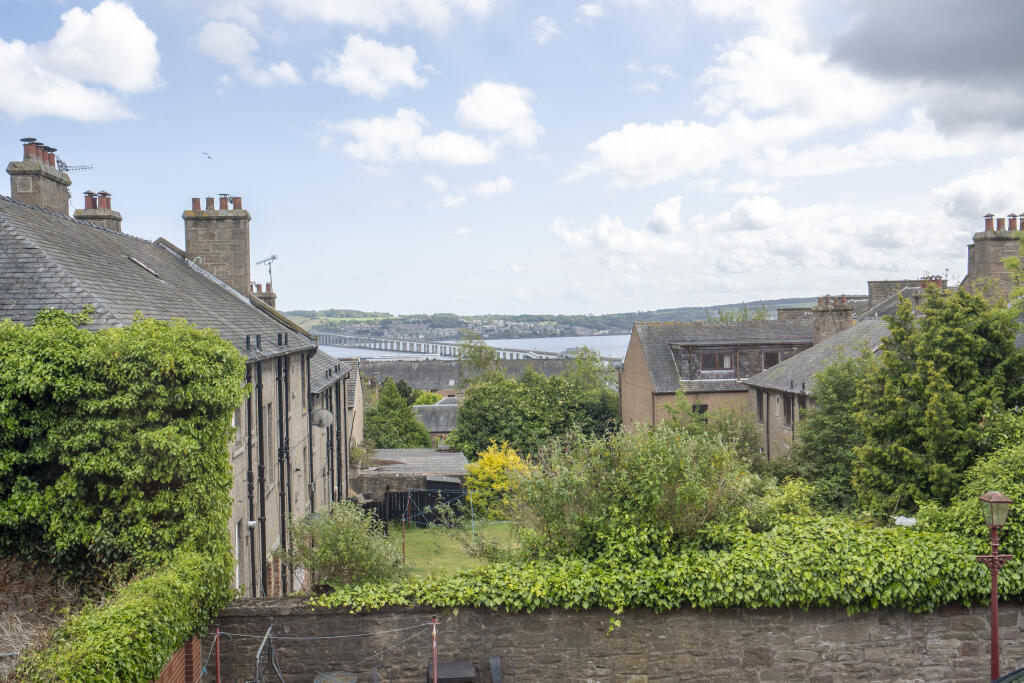 21 (17) Forebank Road, Dundee