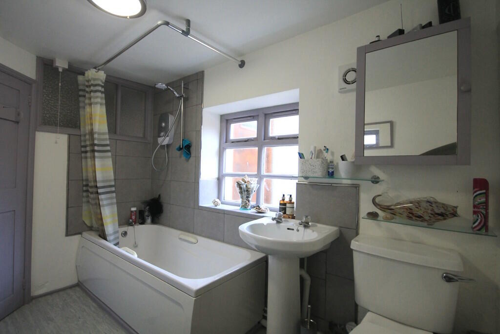 Maisonette Bathro...