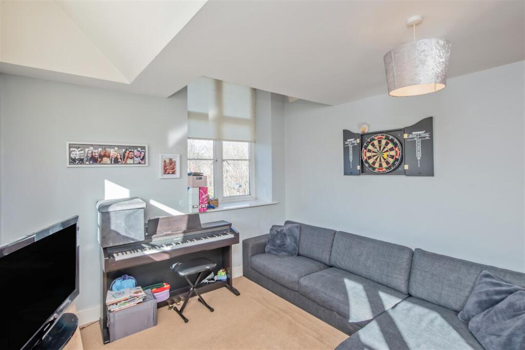 Open Plan Living Room / Dining Area / Fitted Kitch