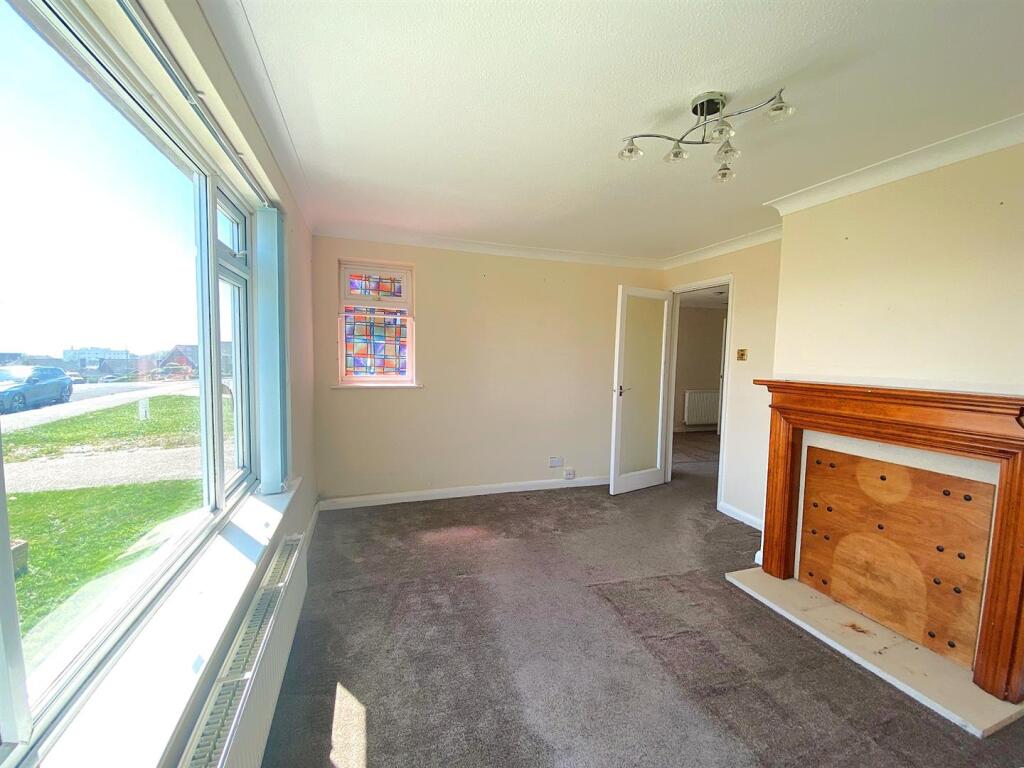 13 Saxon rise - Lounge3.jpg