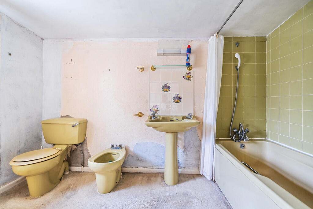 Bedroom One - En-...