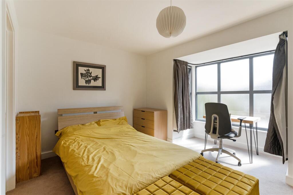 Holmes Grove, Henleaze Bed 2.jpg