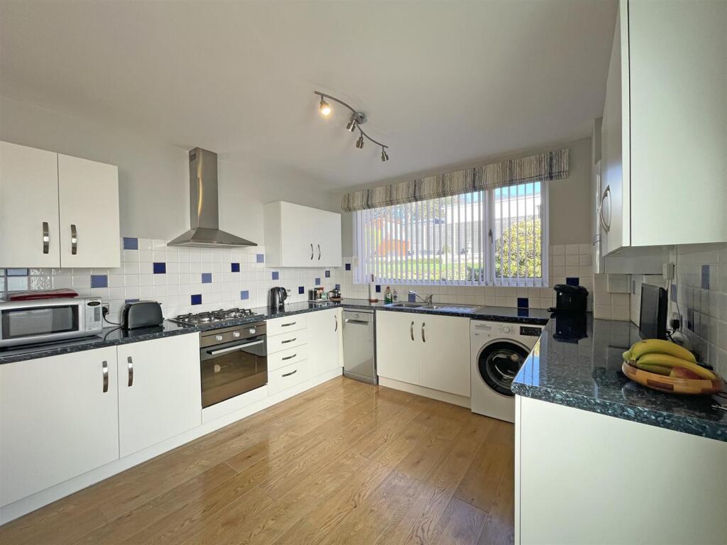 Briarleigh Close 21 Kitchen 3.jpg