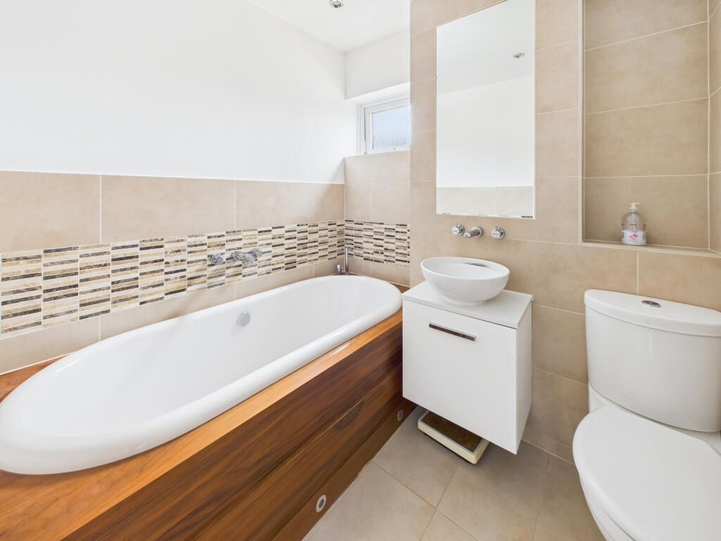 CAM02909G0-PR0504-STILL008