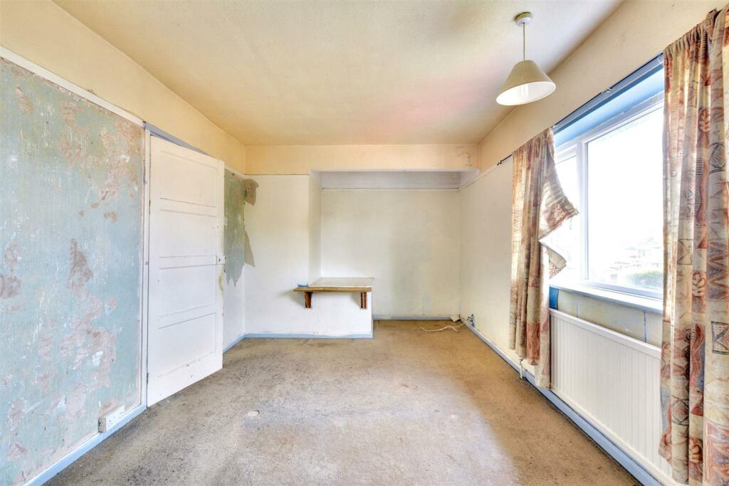 Bedroom 1_2.jpeg