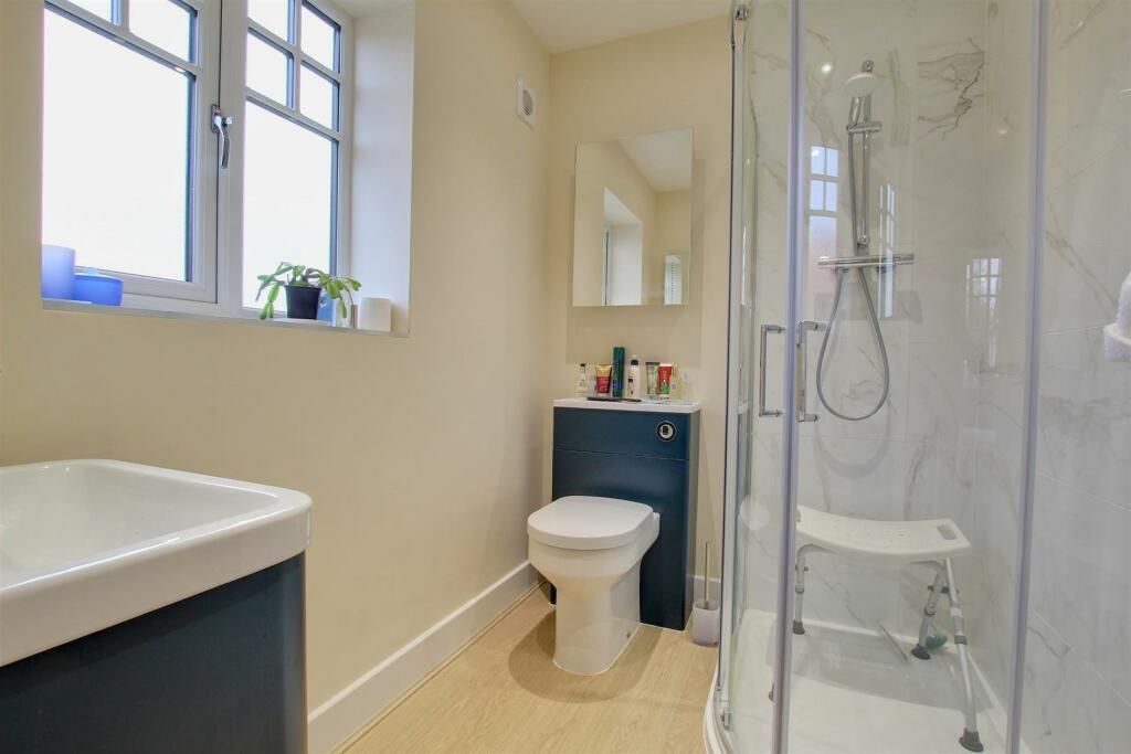 EN-SUITE SHOWER ROOM