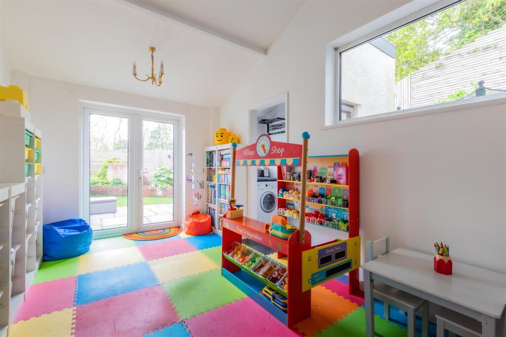 Ambleside Avenue 7-27.jpg