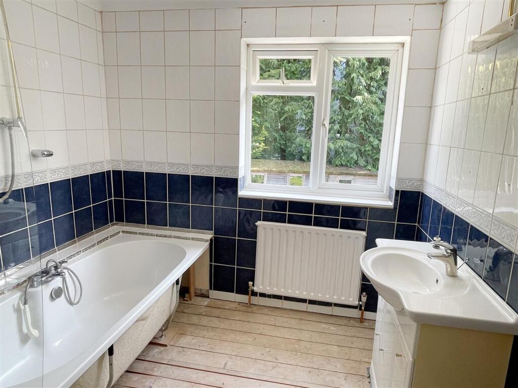 Bathroom 1.JPG