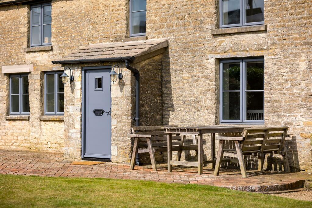 37 - 3 Itlay - GL7 7HZ - Web.jpg