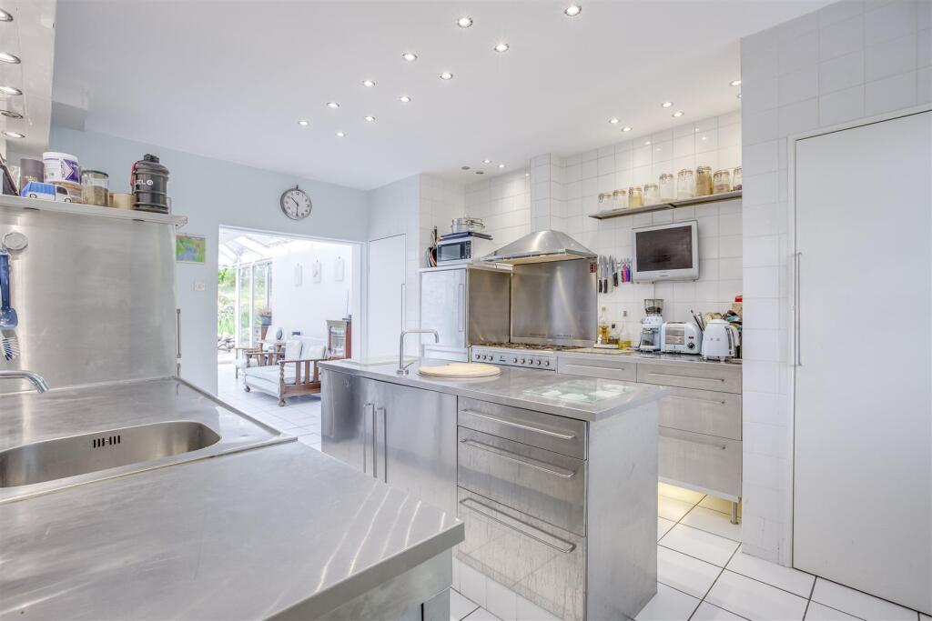 2 Lime Avenue, HP11 1DP-6.jpg