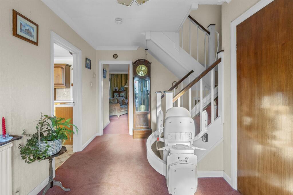 12 Daws Lea, HP11 1QF-14.jpg