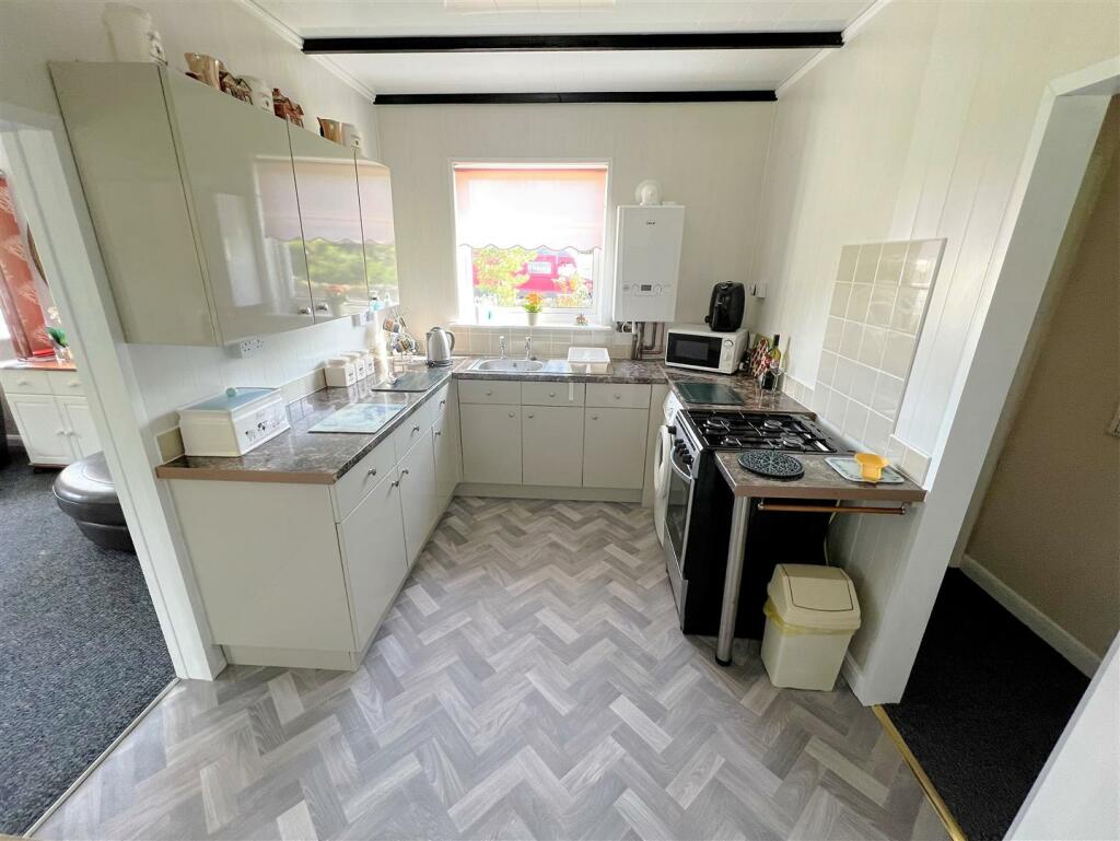 KITCHEN/BREAKFAST ROOM