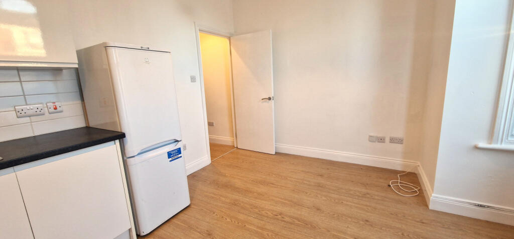 KITCHEN AREA/LOUNGE