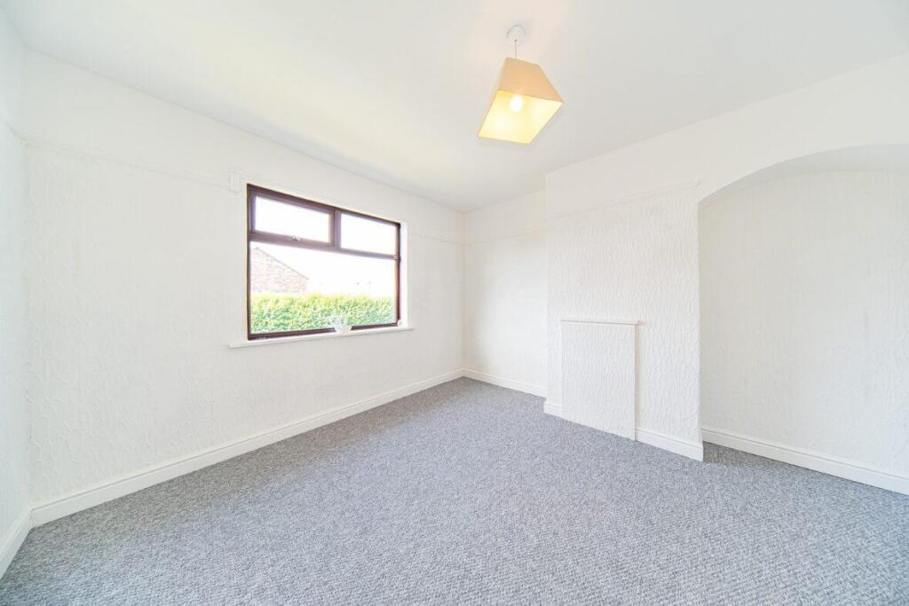 39 Sundale Ave bedroom 1.jpg