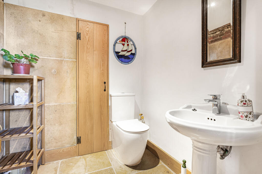 DOWNSTAIRS CLOAKROOM/WC