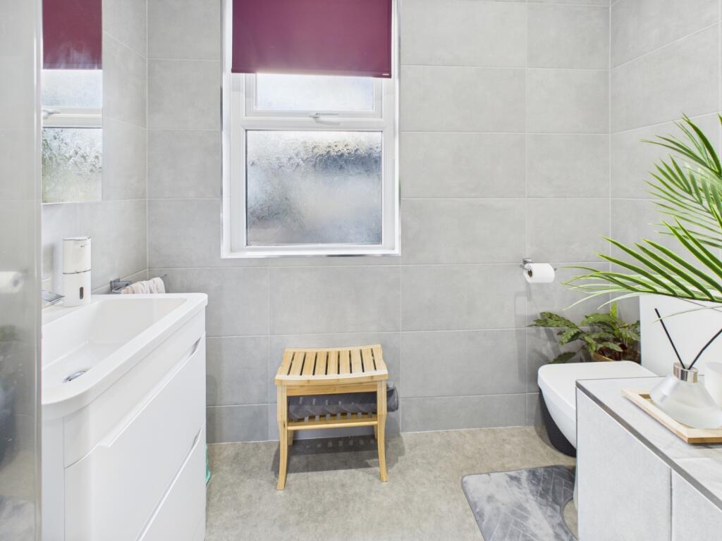 CAM04233G0-PR0038-STILL010