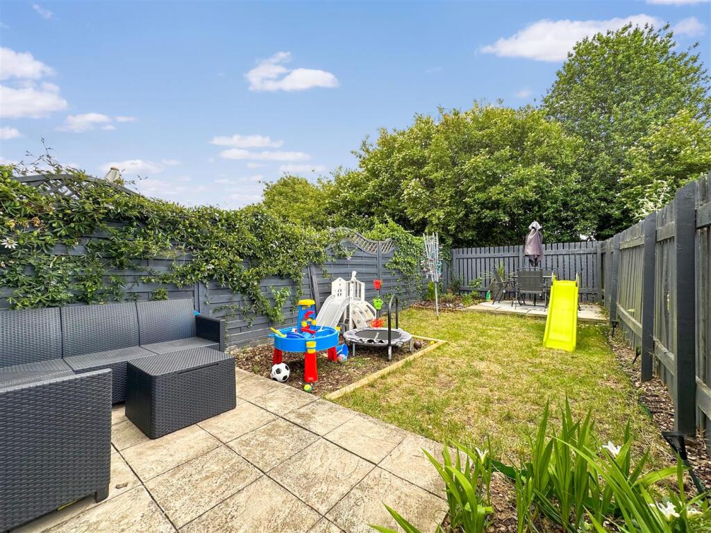 Delightful Enclosed Garden 962