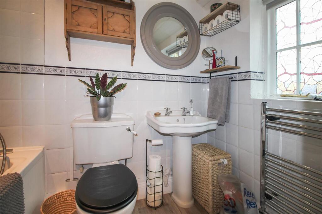 HOUSE BATHROOM/ W.C.