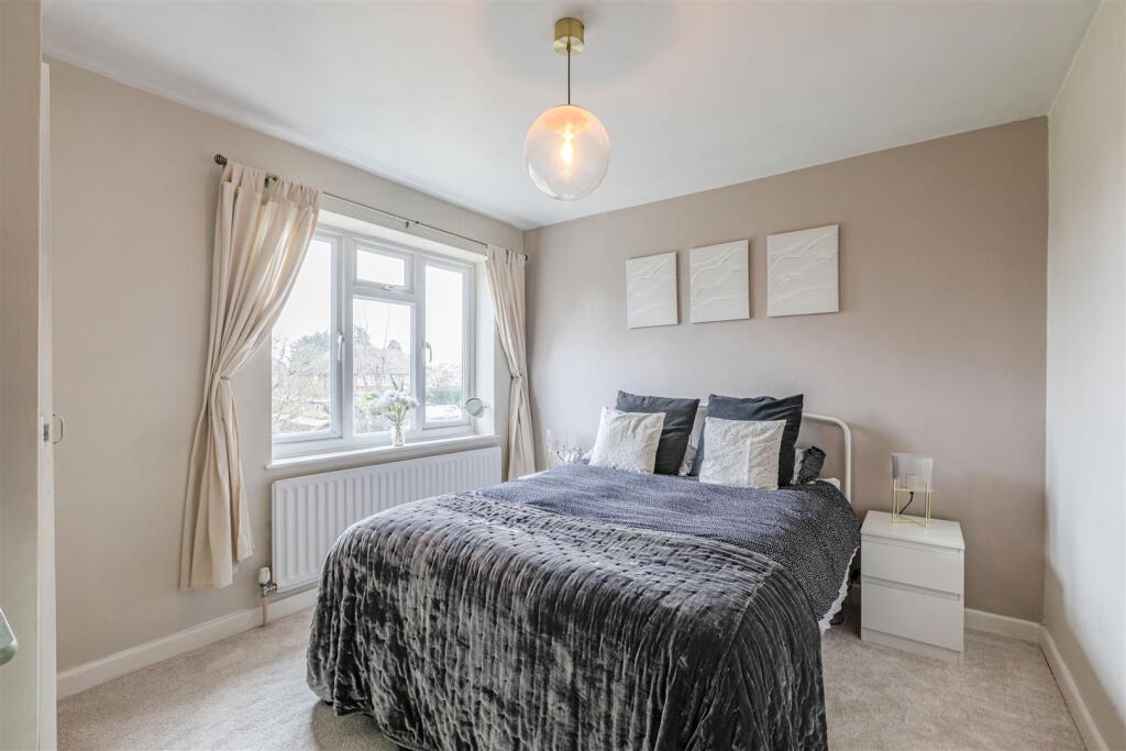 12 Gaveston Close, Byfleet, KT14 7HE - 5.jpg