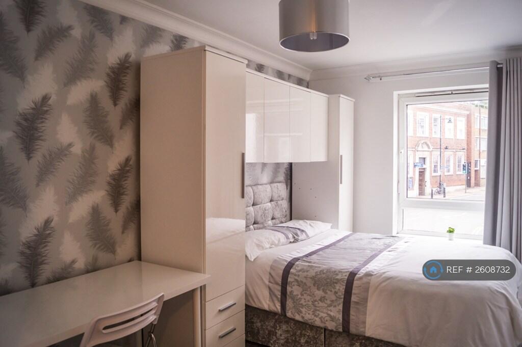 Bed 1 (Large Double)