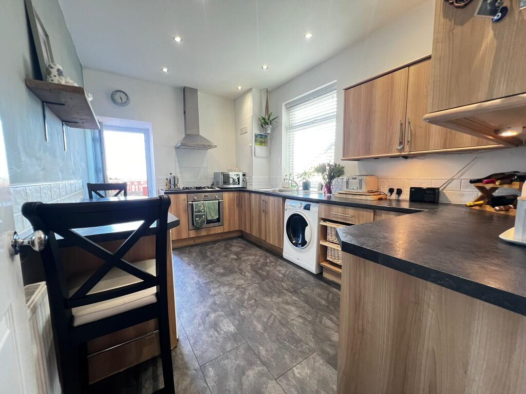 FITTED KITCHEN