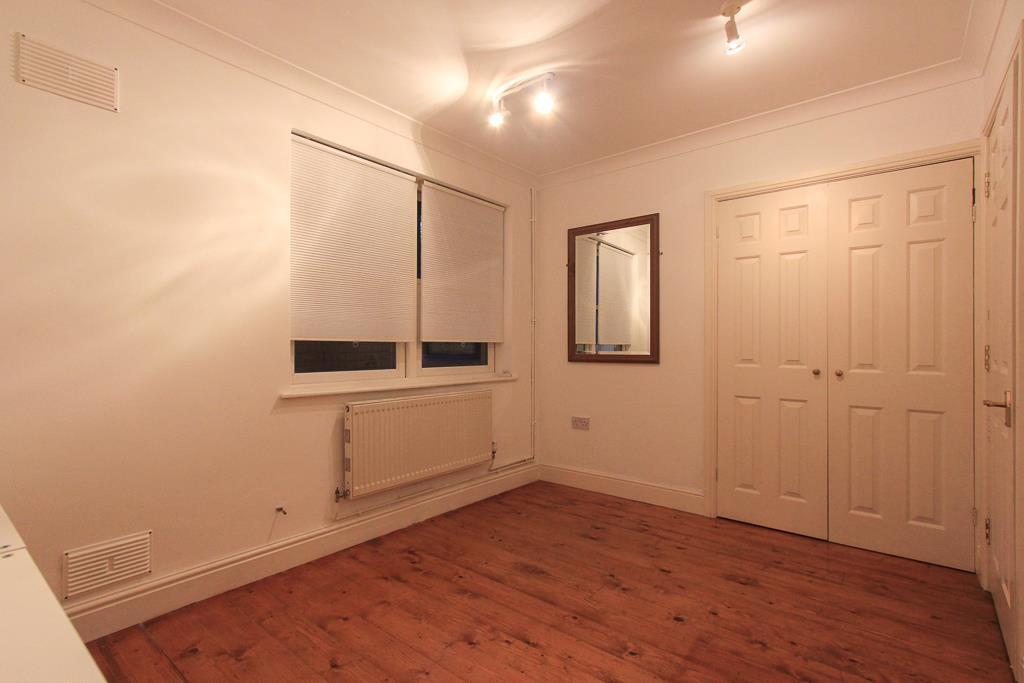 1, 36 Ninian Road LR (13 of 17).jpg