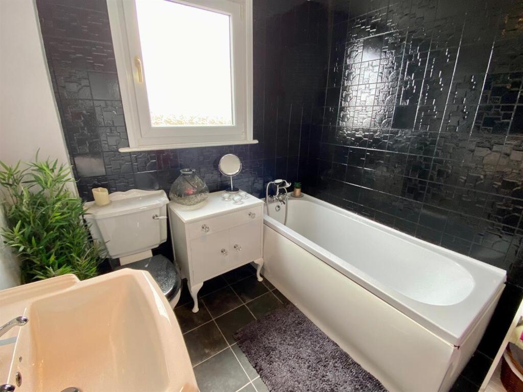 bathroom..jpg