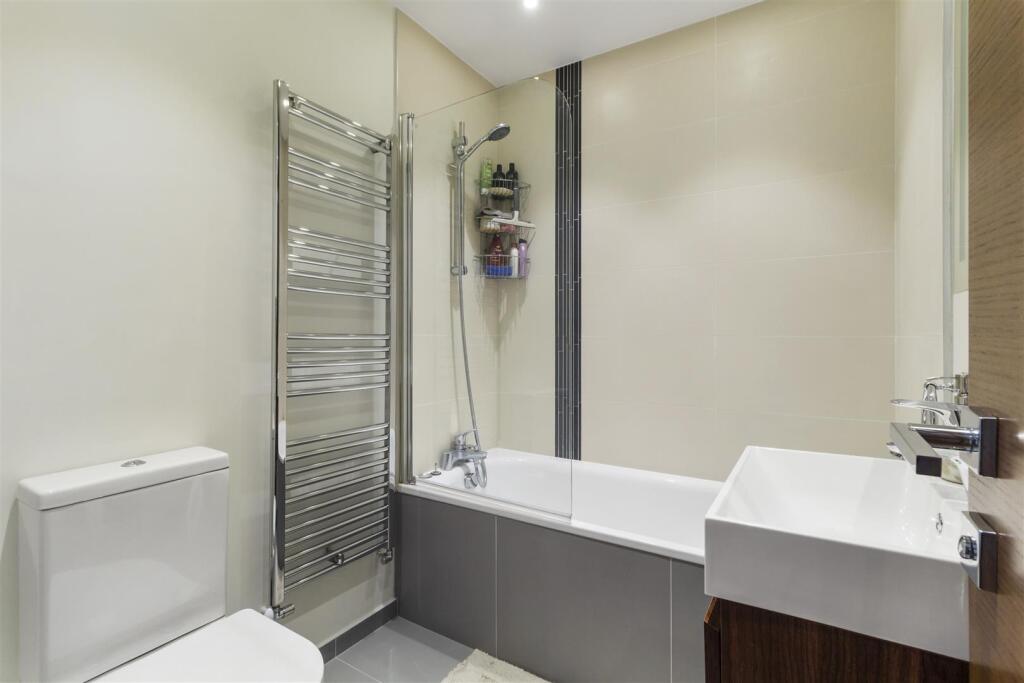 Charlotte Court EN4 8QZ-12.jpg