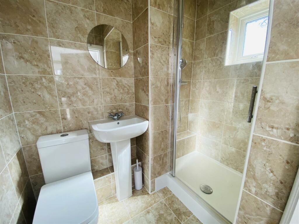 Guest Shower Room: