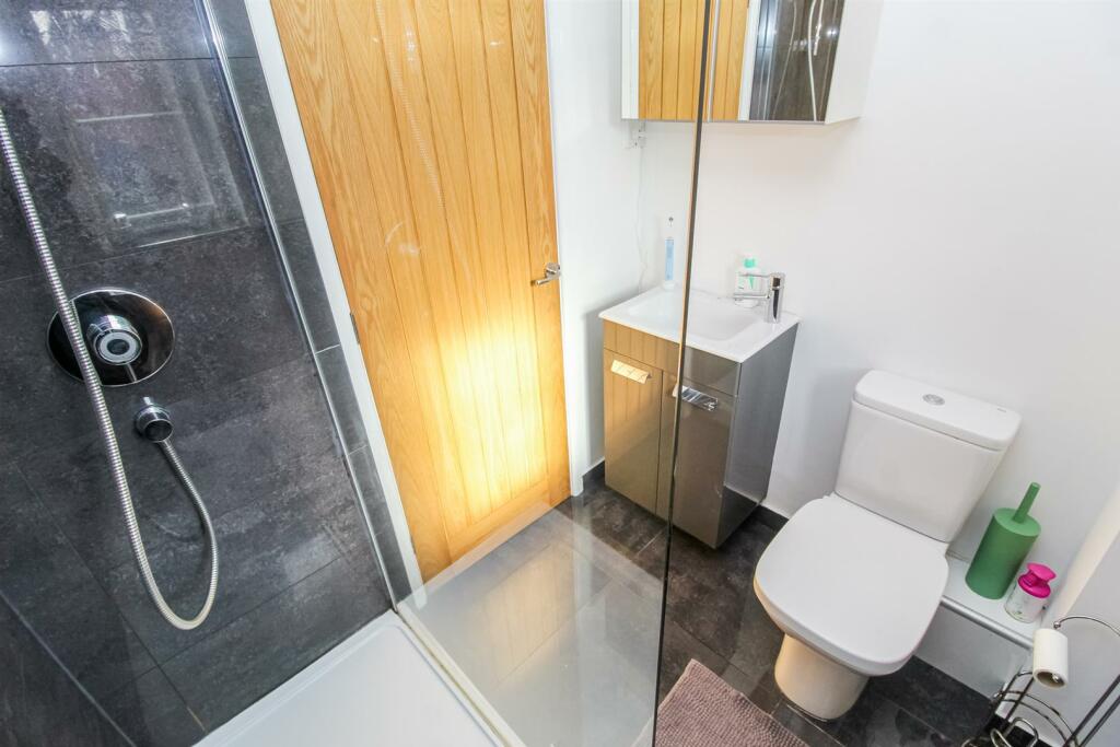 SHOWER ROOM/W.C.