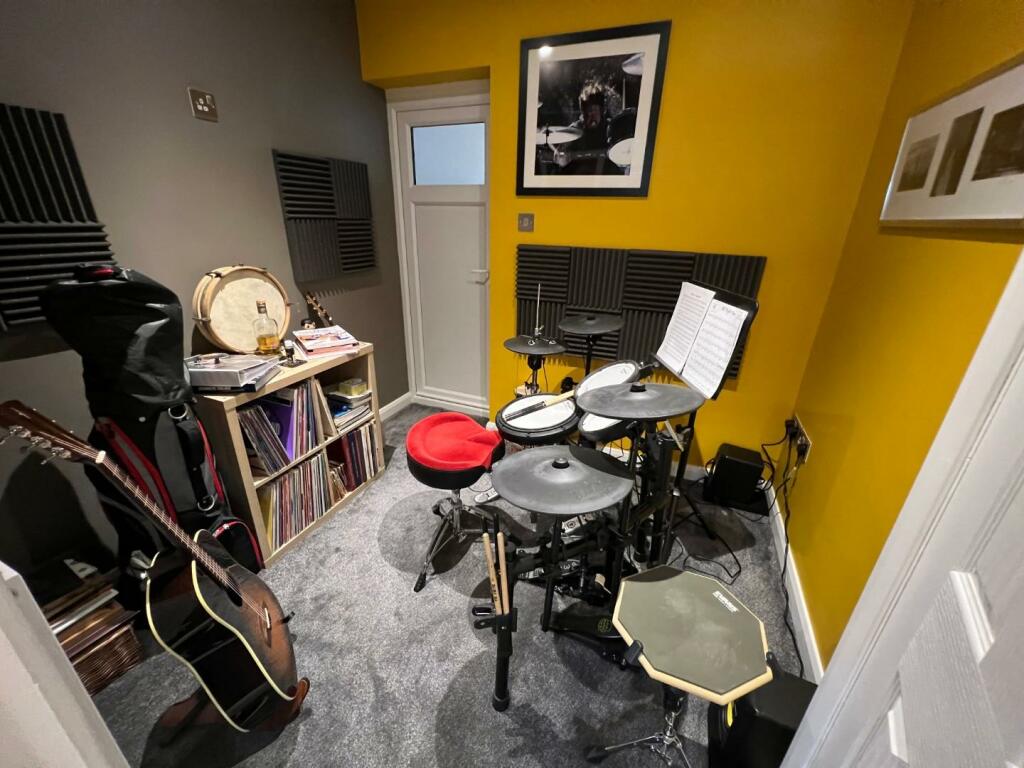 STUDY / HOBBY ROOM