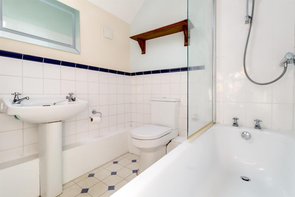Bathroom (2).jpg