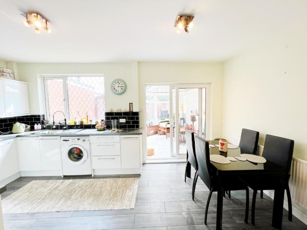 Kitchen Diner pic 1.jpg