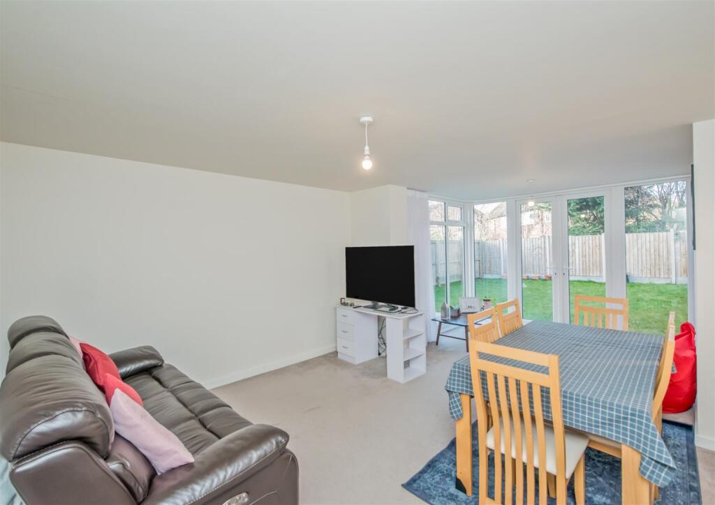 Living Room / Dining Area &amp; Sun Lounge: