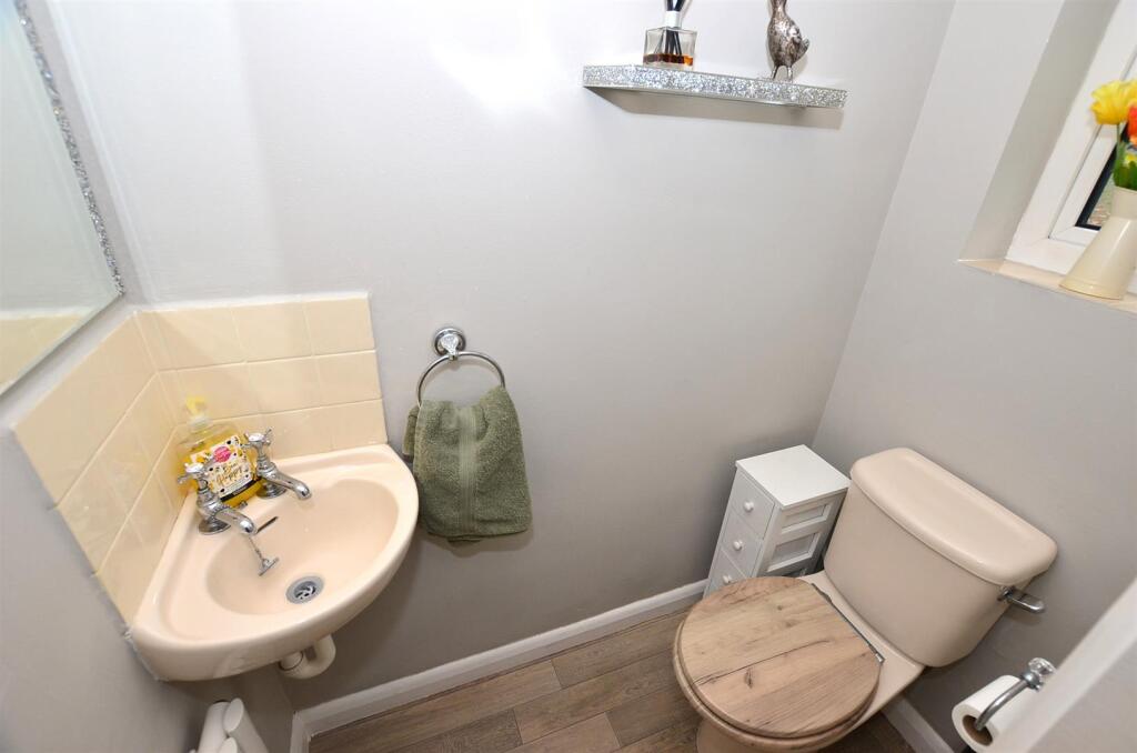 Guest's Cloakroom / Wc