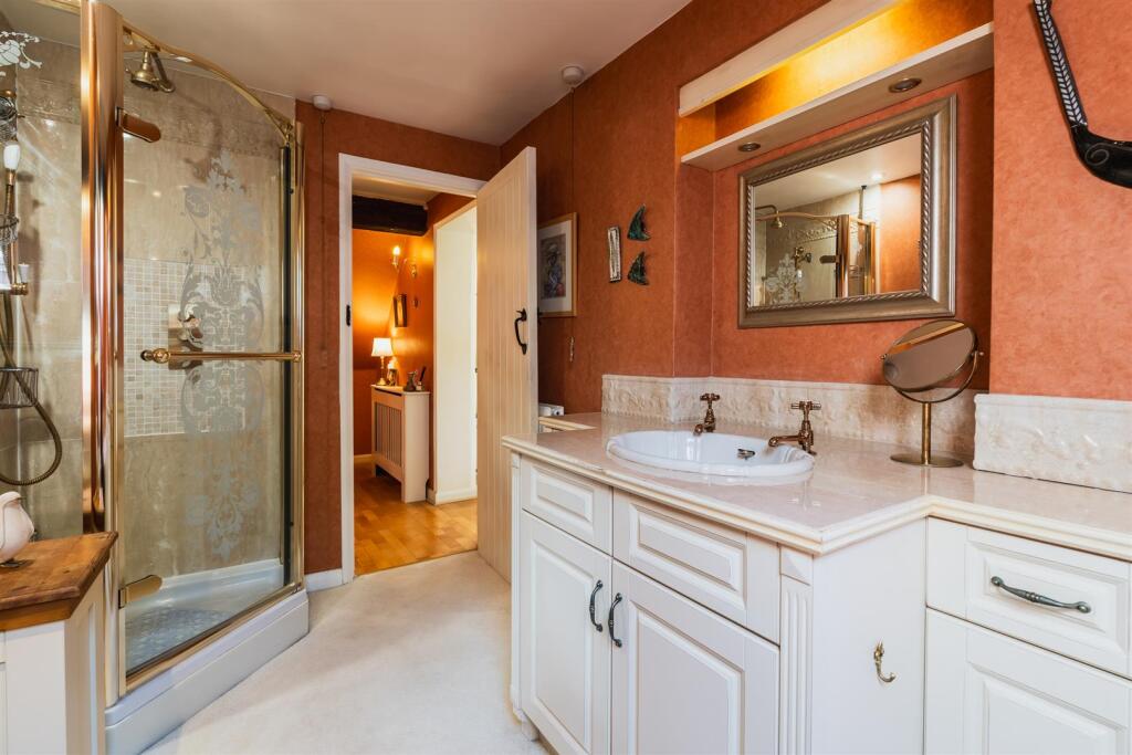 Principal En-Suite Bathroom