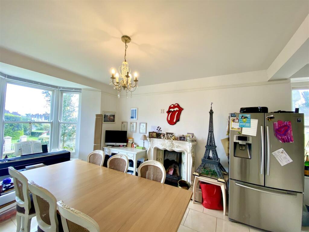 KITCHEN/DINING ROOM