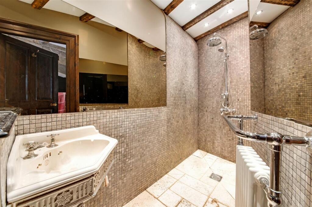 DOWNSTAIRS W.C/SHOWER ROOM