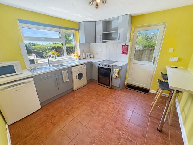Kitchen 1.jpg