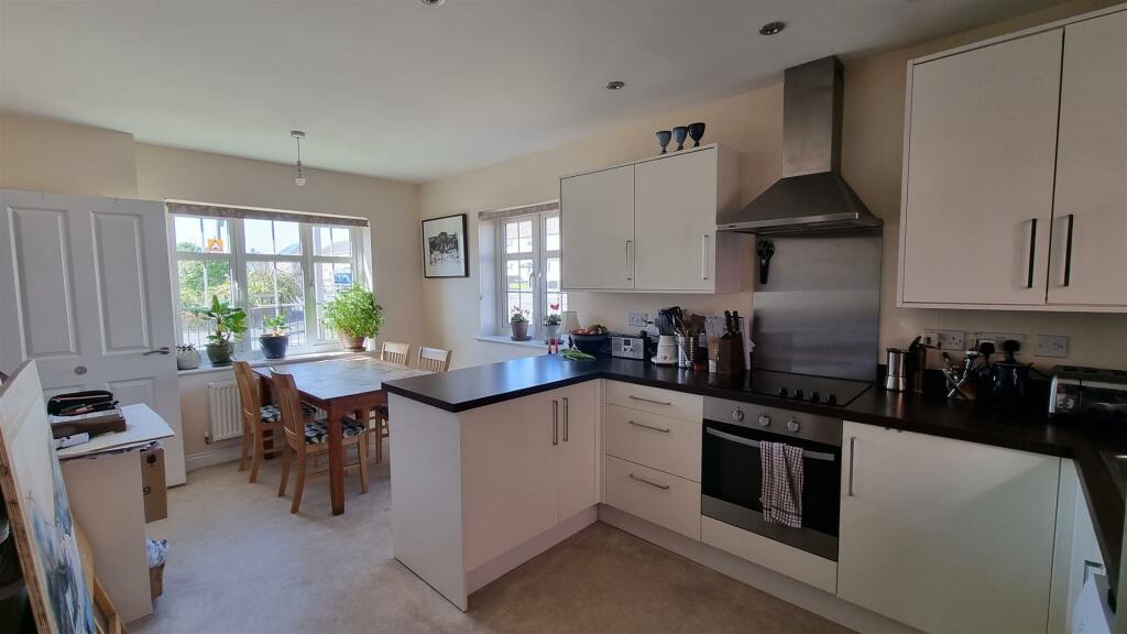 4b Kitchen.jpg