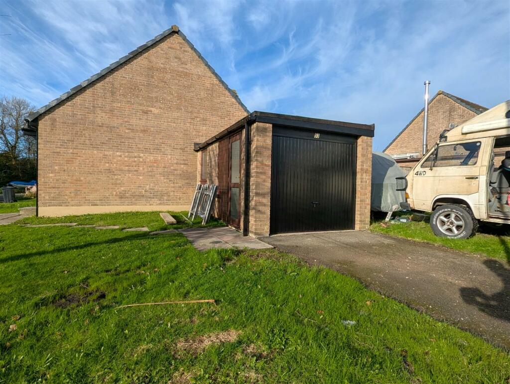 53 Willow Close Garage