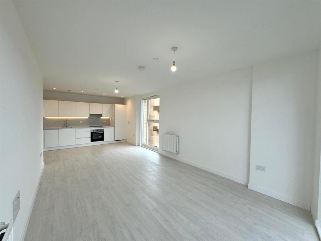 Living room pic 3.jpg
