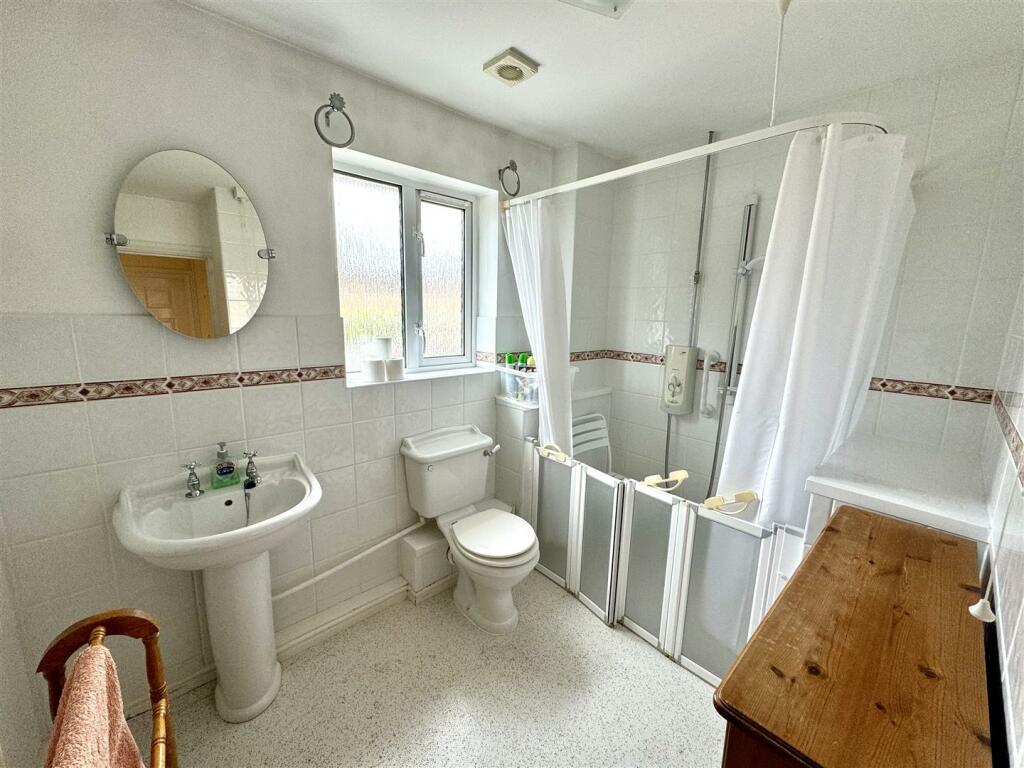 SHOWER ROOM