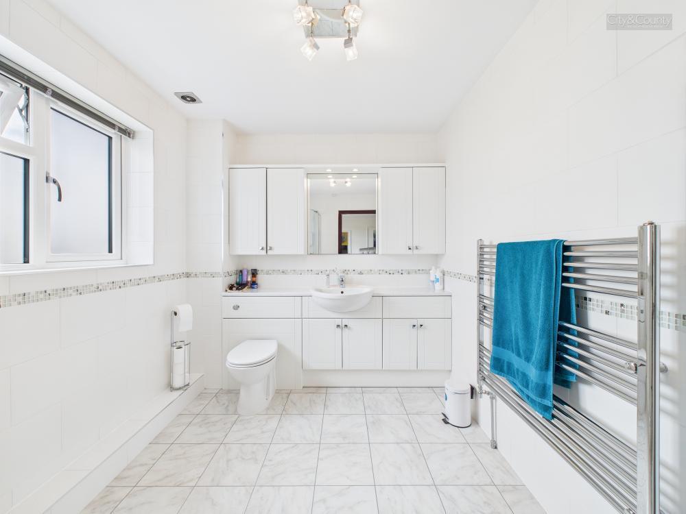 En-Suite To Master Bedroom