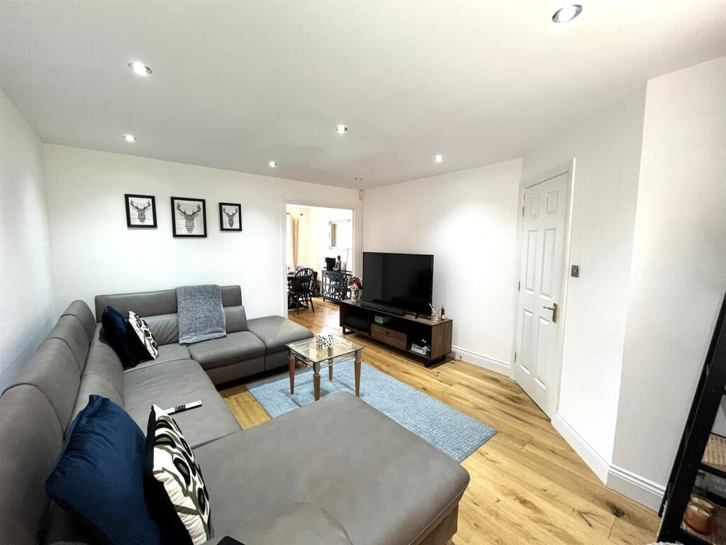 Lole Close, Longoford - Lounge.jpeg