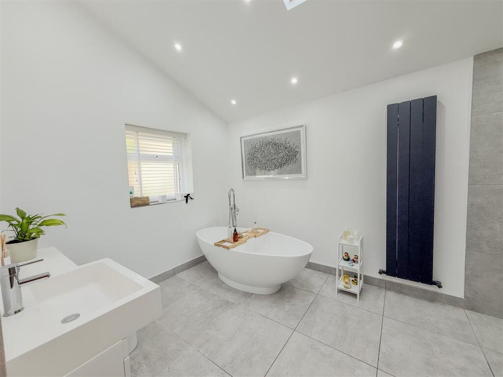 GROUND FLOOR BATHROOM