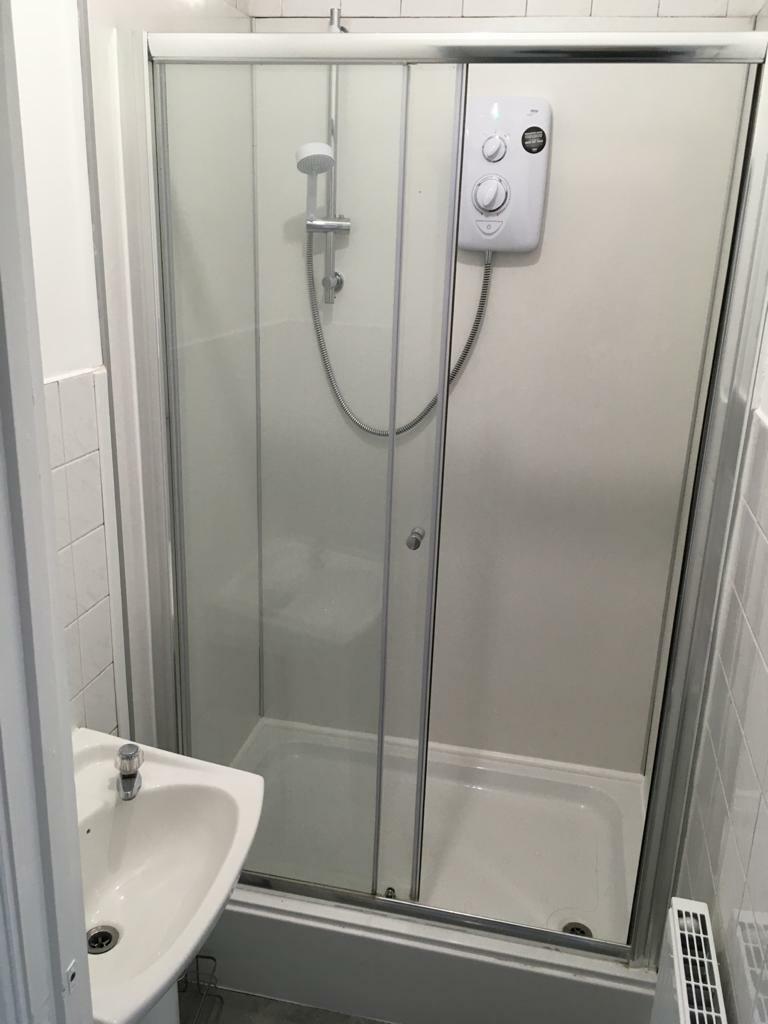 5) 14 Cranbrook Avenue Bathroom 2 17.09.2020.jpg