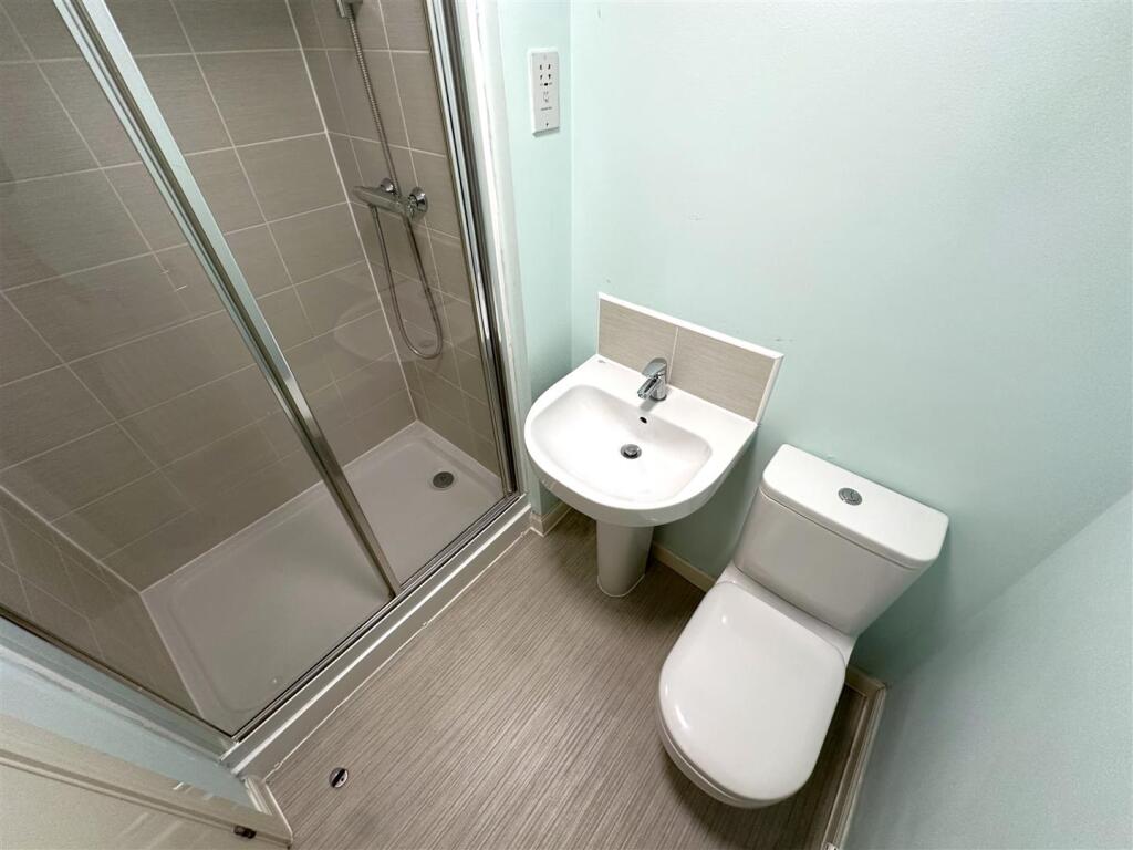 First Floor Shower Room 569