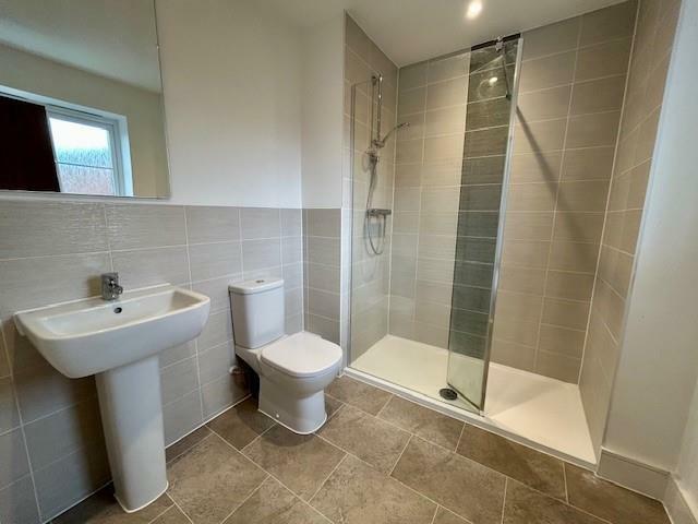 6 Swallowtail Grove ensuite.jpg